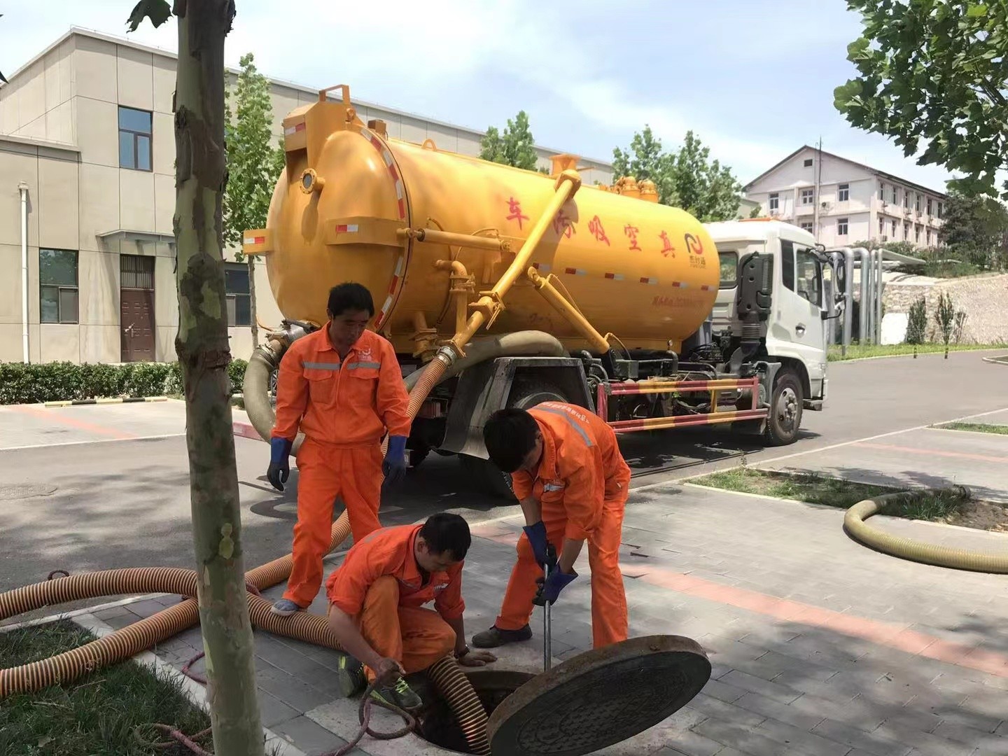 肥西管道疏通车停在窨井附近