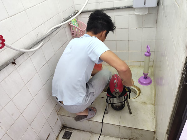 肥西管道堵塞冒臭气 专业师傅现场解决问题